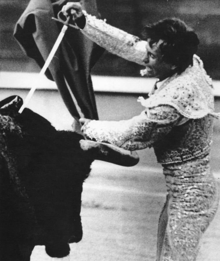 05.06.85 Palomo Linares, entrando a matar durante la lidia de uno de sus toros en la corrida de hoy en la Fweria de San Isidro.