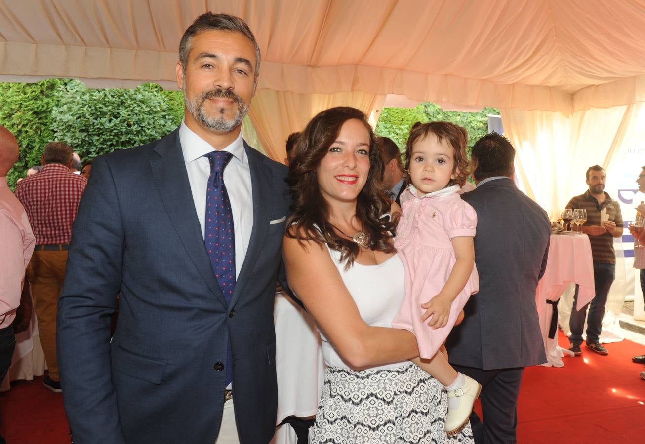 Jorge Aresón (Adeslas) y Ethet Brito, con Elena. 
