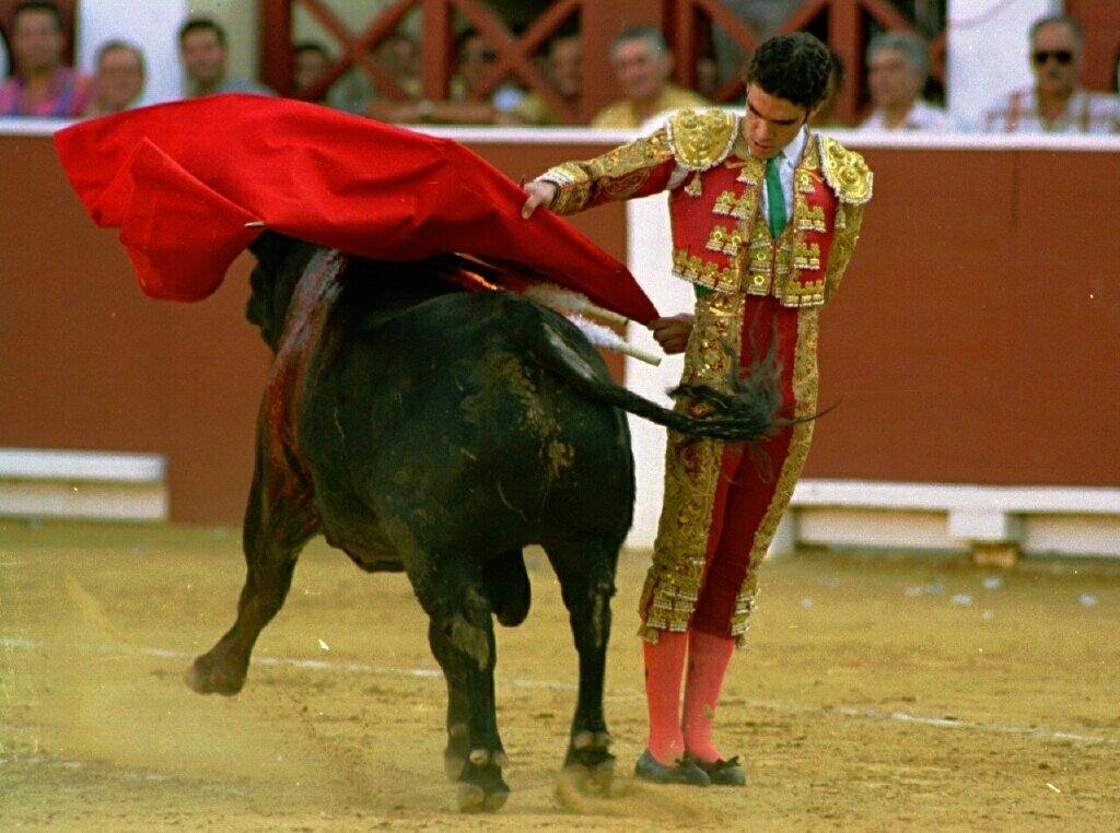 09.09.97 El diestro José Tomás recibe con una manoletina a uno de sus toros en la segunda corrida del abono de la Feria taurina de Albacete.