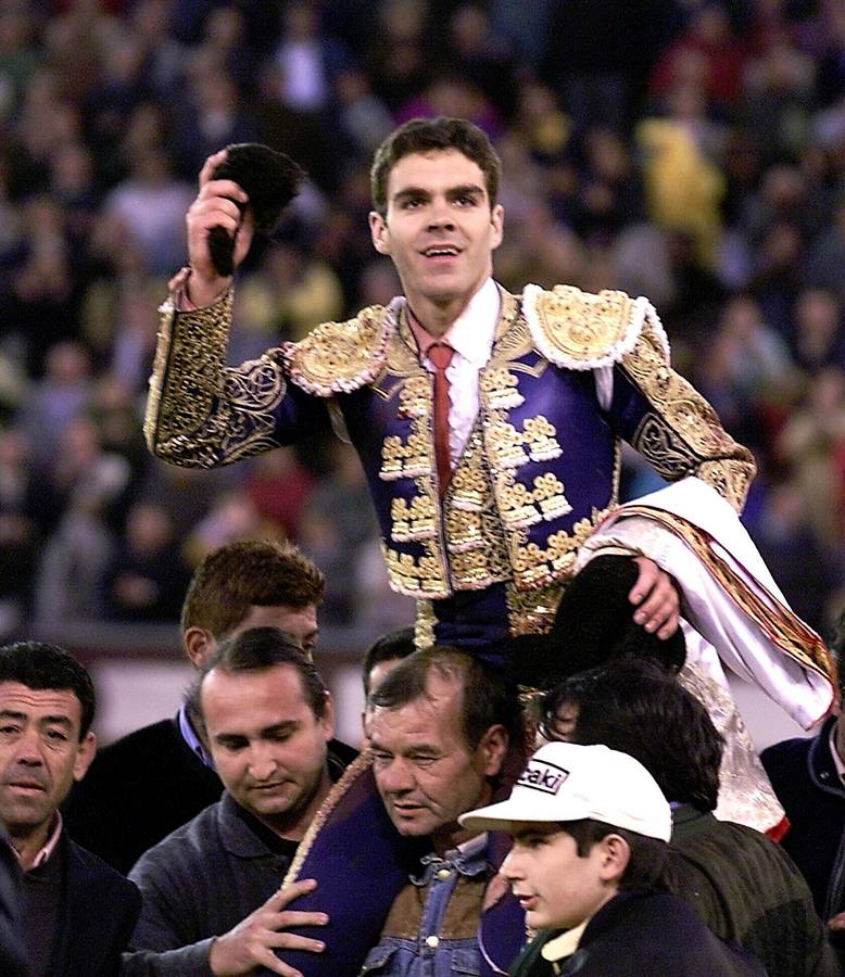 17.05.99 El torero José Tomás da la vuelta al ruedo tras matar a su segundo toro en la plaza de Las Ventas.