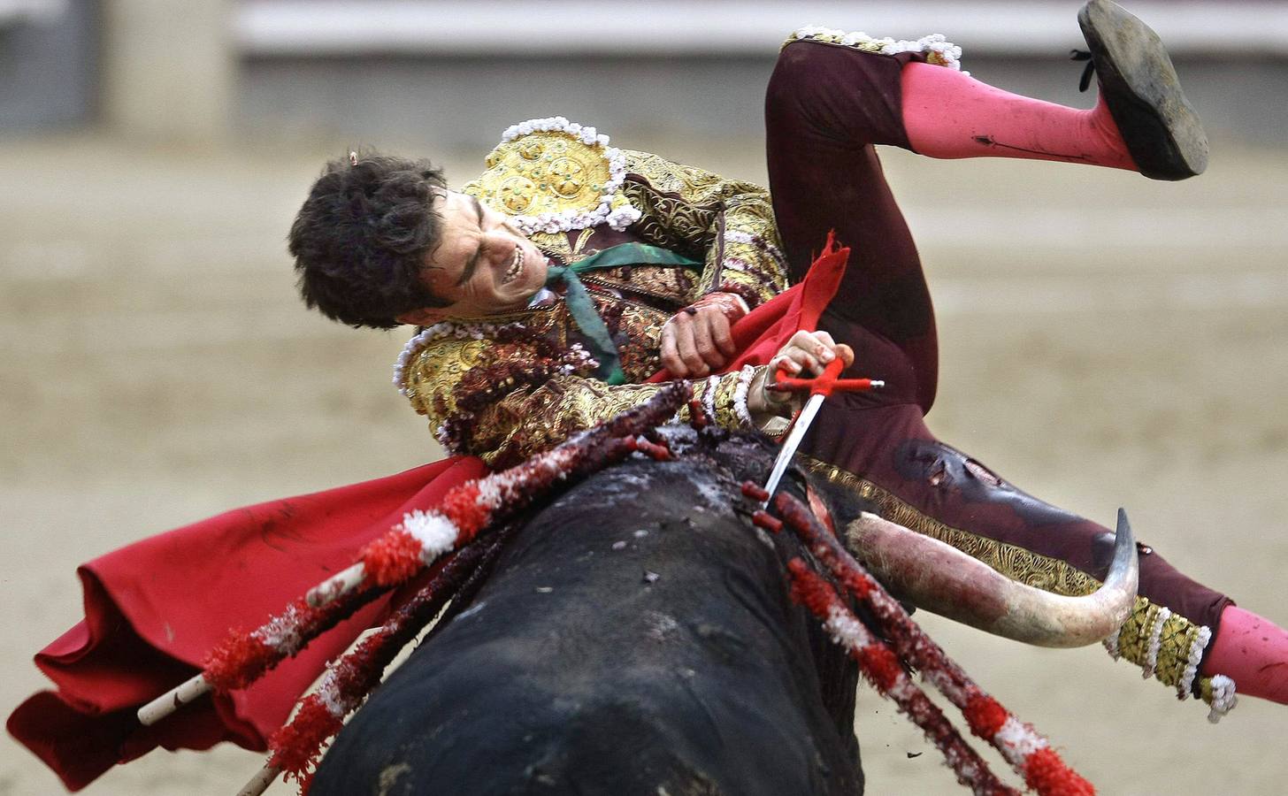 15.06.08 José Tomás es corneado por su segundo morlaco, cuando entraba a matar, durante una corrida celebrada en Las Ventas (Madrid).