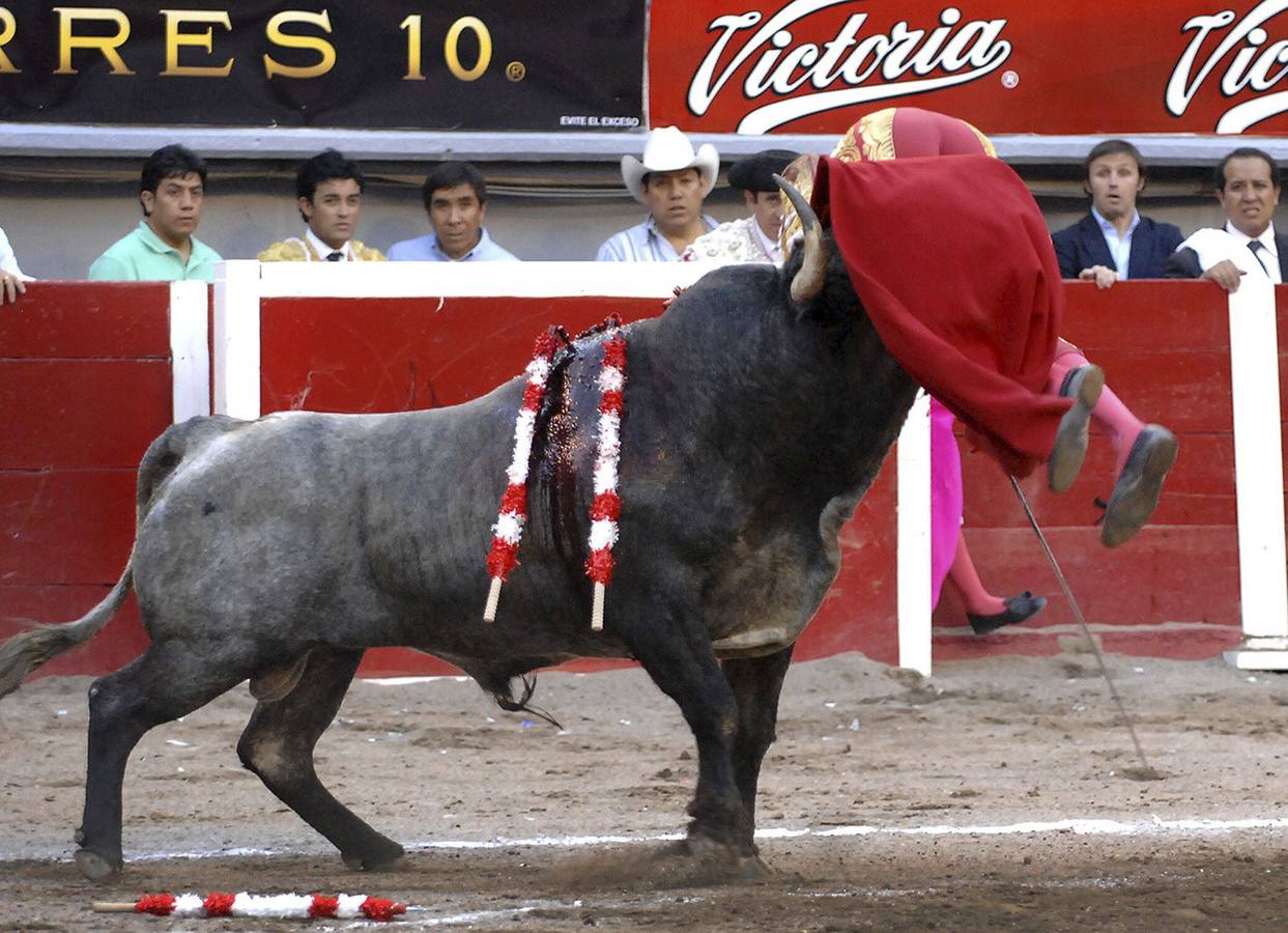 24.04.10 El torero madrileño José Tomás es cogido por su segundo toro de la tarde durante la segunda corrida de la feria de San Marcos, celebrada en la Plaza Monumental de Aguascalientes (México).