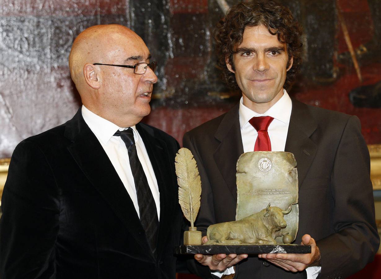 03.03.11 José Tomás recibe el premio de la Asociación Taurina Parlamentaria de manos del presidente del Senado, Javier Rojo.