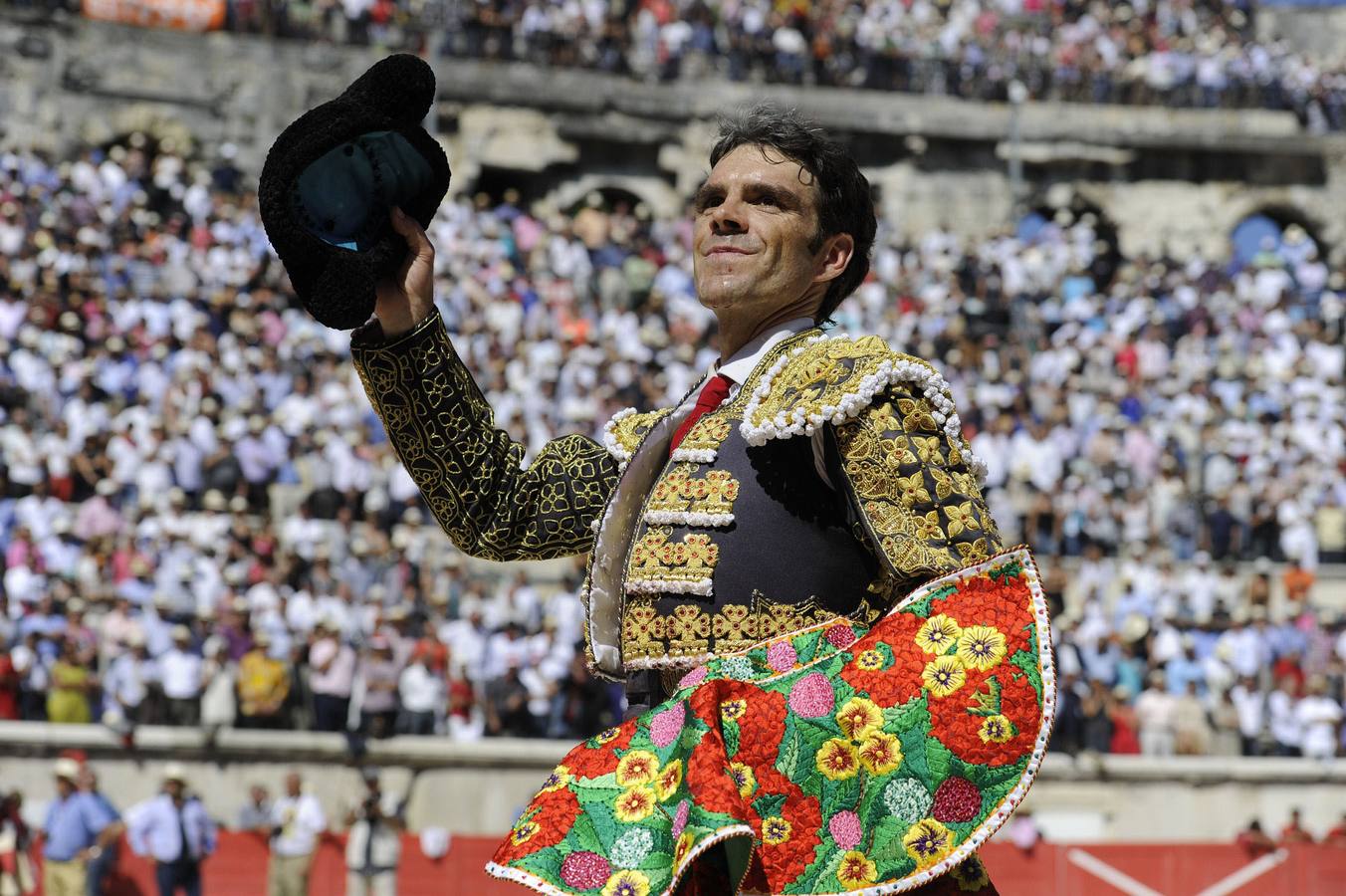 16.09.12 Durante su histórica actuación en la plaza de Nimes, donde logró un récord de trofeos, once orejas y un rabo.