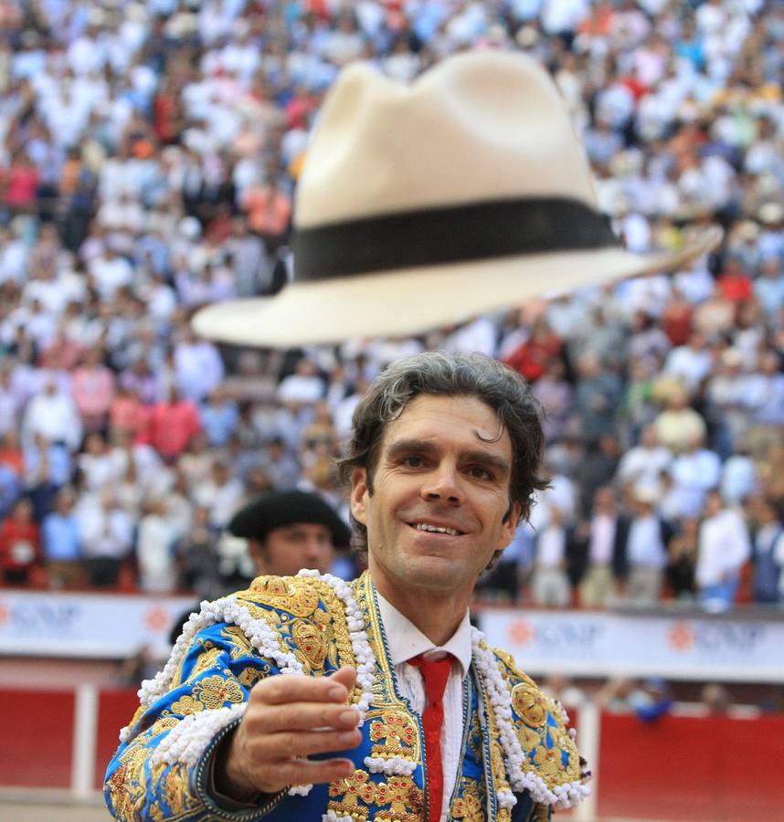 03.05.15 Lanzando un sombrero en la octava corrida de la Feria Internacional de San Marcos, en Aguascalientes (México).