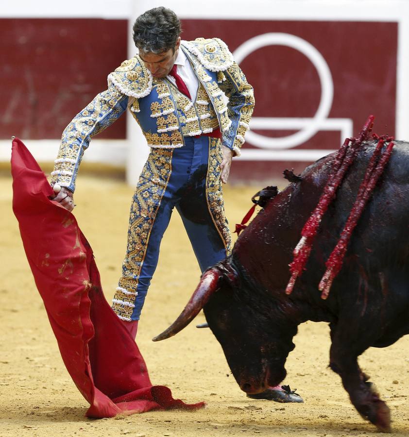 14.08.16 El diestro de Galapagar, José Tomás, en la lidia con el primero de los de su lote en el coso de Illumbe de San Sebastián, donde compartió cartel con Julián López 'El Juli' y con el rejoneador Pablo Hermoso de Mendoza, dentro de los carteles de la Semana Grande de San Sebastián.