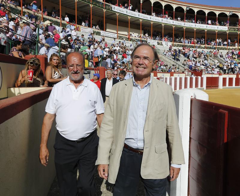 Asistentes a la corrida de toros de José Tomás y José                                                                                                                                                           María Manzanares en Valladolid