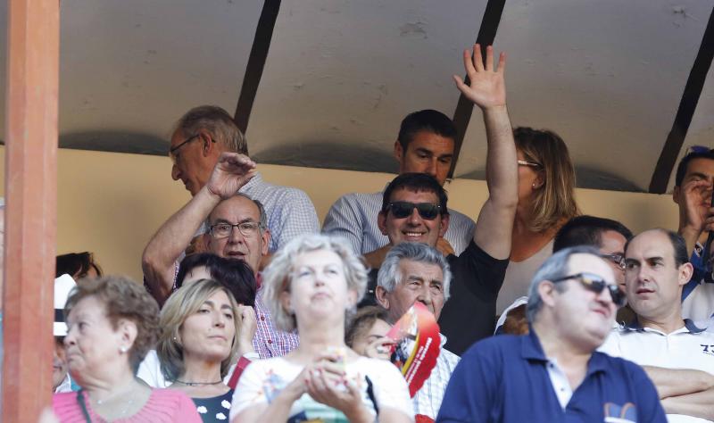 Asistentes a la corrida de toros de José Tomás y José                                                                                                                                                           María Manzanares en Valladolid