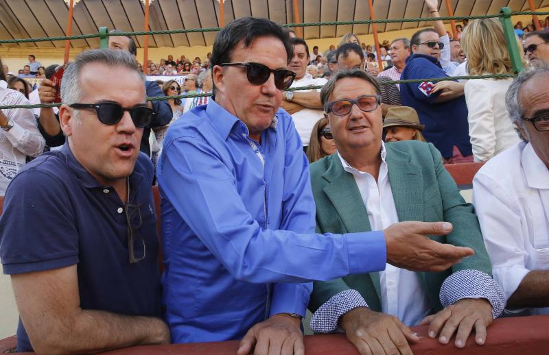 José Ramón de la Morena, en el centro, con unos amigos en el callejón.. 