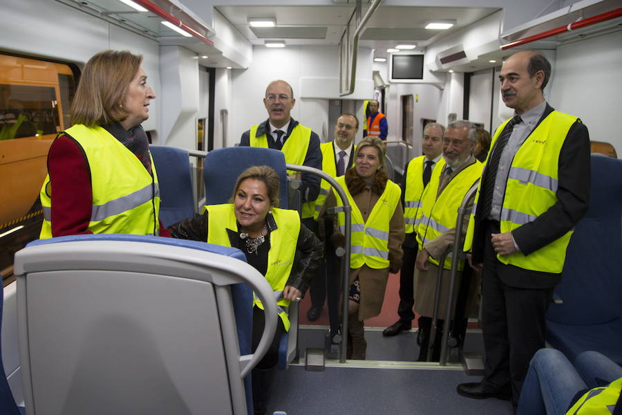 Junta y Ministerio de Fomento firmaron un convenio sobre FP Dual. En la imagen, la ministra Ana Pastor y Rosa Valdeon en la visita a los talleres de Renfe. 