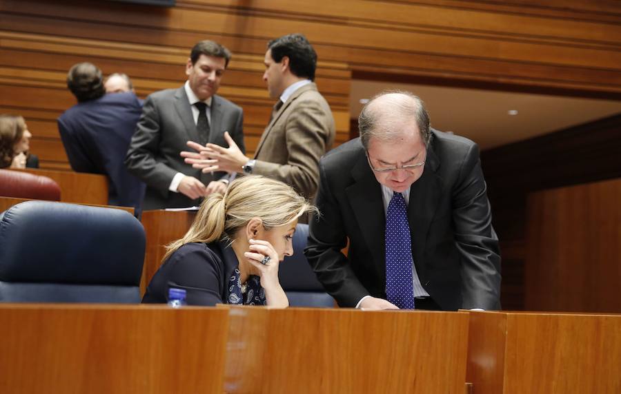 Rosa Valdeon y Juan Vicente Herrera en el pleno de las Cortes de Castilla y Leon. 