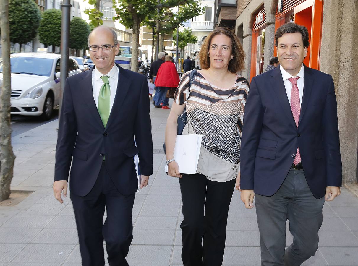 27.05.15 Javier Iglesias, Josefa García Cirac y Carlos Fernández Carriedo se dirigen a la reunión con los presidentes provinciales en la sede regional del PP en Valladolid.