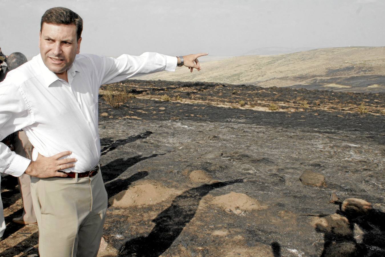 04.09.06 El consejero de Medio Ambiente de Castilla y León, Carlos Fernández Carriedo, en un momento de la visita que ha realizado a la zona de Herradón-La Cañada (Avila), afectada por uno de los incendios de esta provincia.