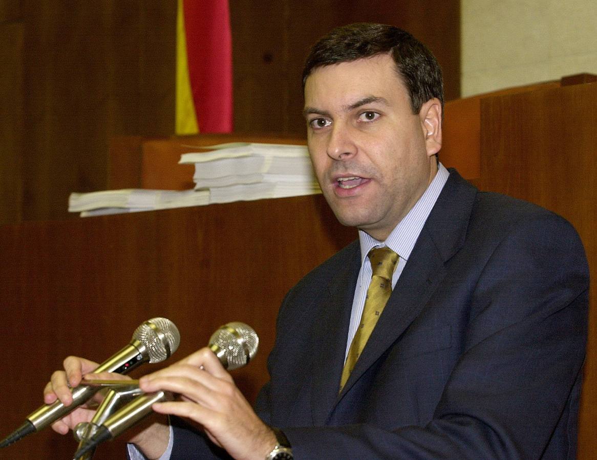 13.12.01 El consejero de Sanidad de la Junta de Castilla y León, Carlos Fernández Carriedo, presentó hoy en Valladolid el nuevo Proyecto de Ordenación Farmacéutica de Castilla y León.