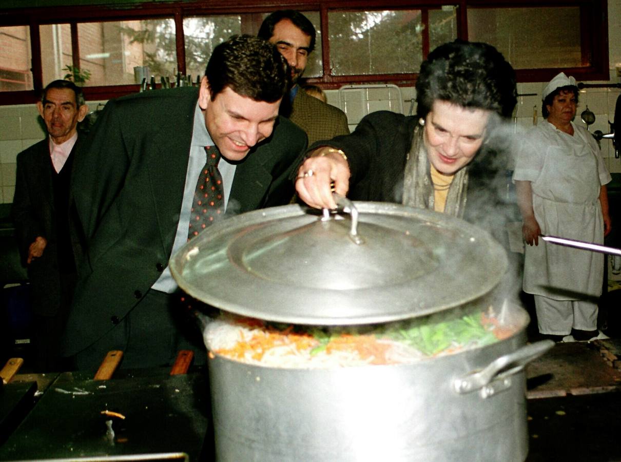 29.12.99 El Consejero de Sanidad de la Junta, Carlos Fernández Carriedo (I) visita las instalaciones de la residencia de ancianos 'Puente de Hierro' de la capital palentina.