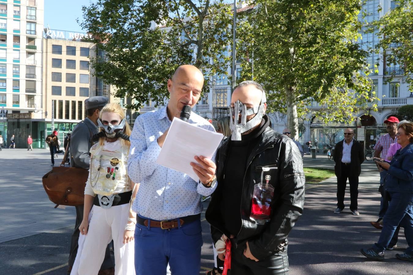 Público en la cuarta edición del Valladolid Motor Vintage (1/3)