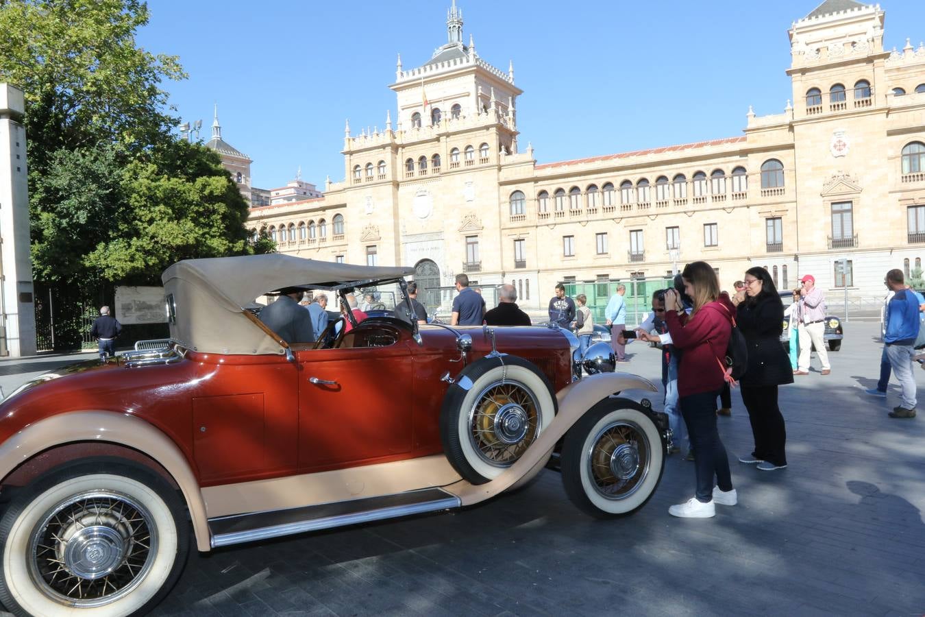 Público en la cuarta edición del Valladolid Motor Vintage (1/3)