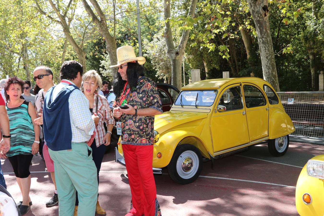 Público en la cuarta edición del Valladolid Motor Vintage (1/3)