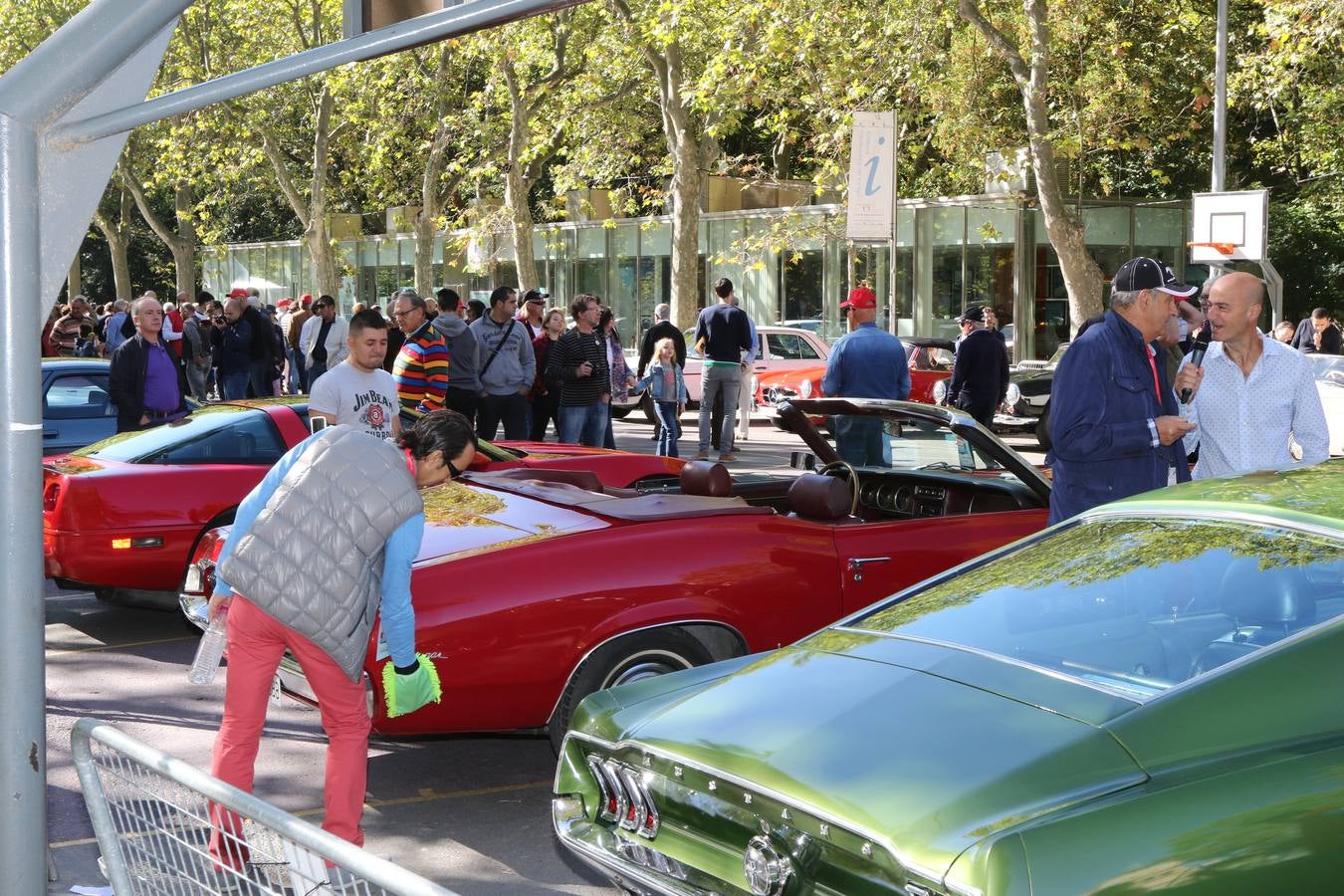 Público en la cuarta edición del Valladolid Motor Vintage (1/3)
