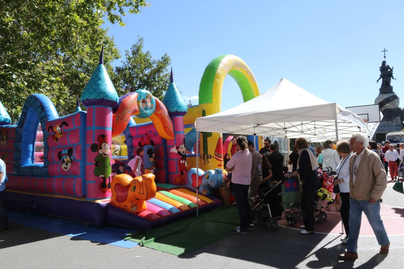 Público en la cuarta edición del Valladolid Motor Vintage (1/3)