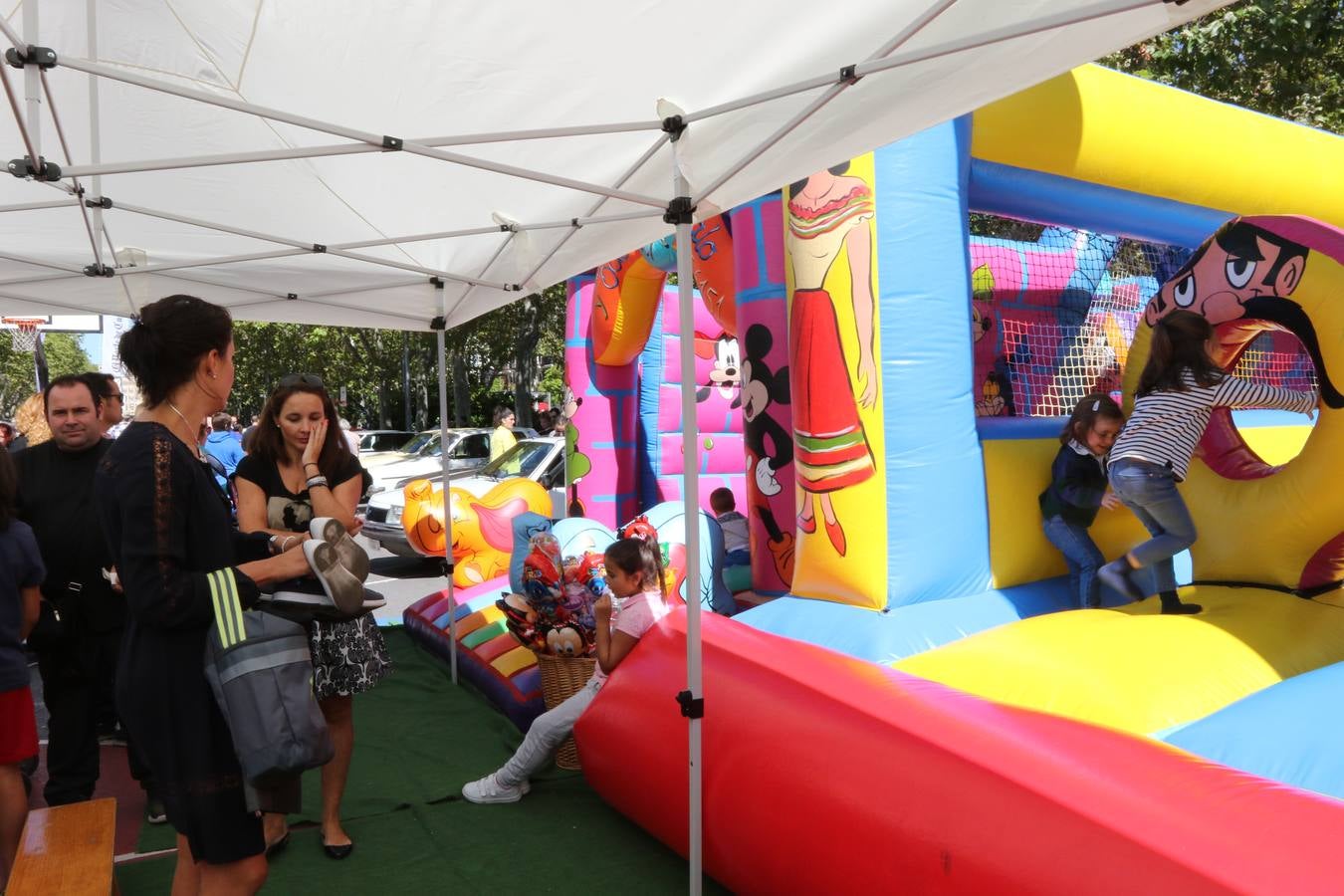 Público en la cuarta edición del Valladolid Motor Vintage (1/3)