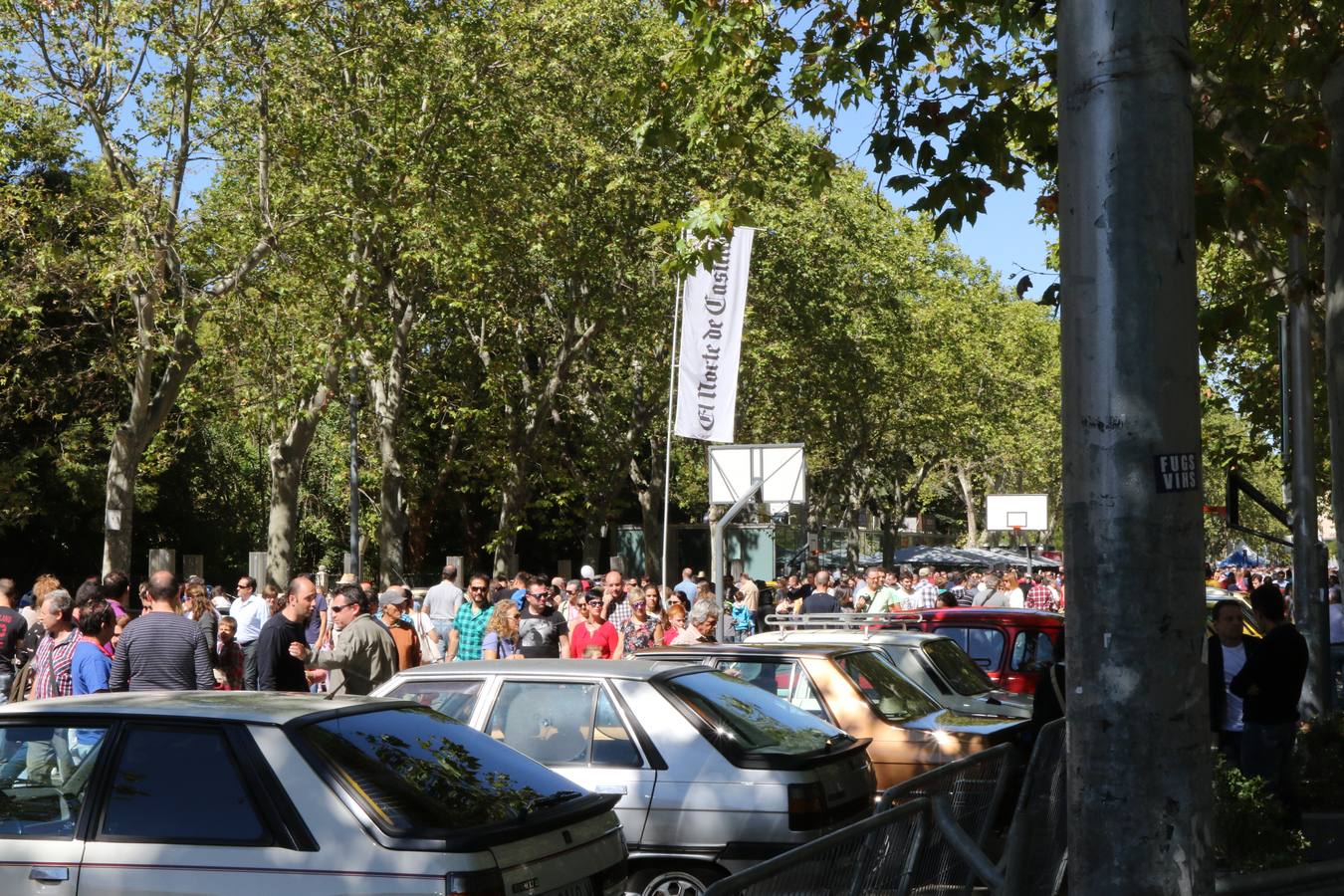 Público en la cuarta edición del Valladolid Motor Vintage (1/3)