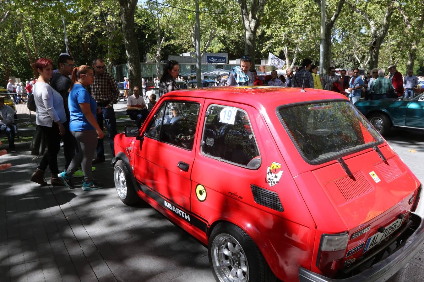 Público en la cuarta edición del Valladolid Motor Vintage (1/3)