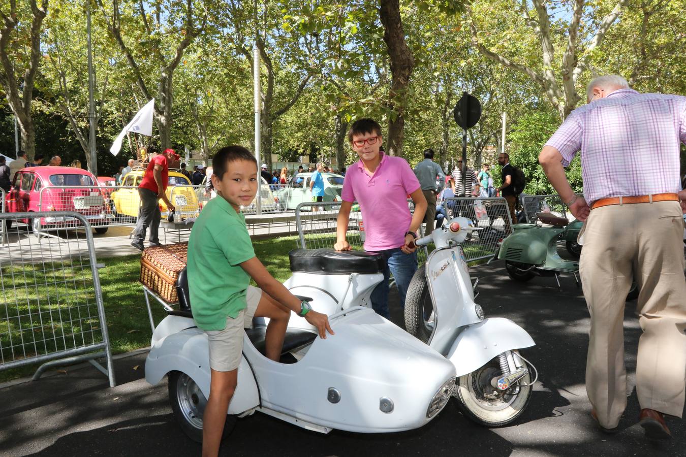 Público en la cuarta edición del Valladolid Motor Vintage (1/3)