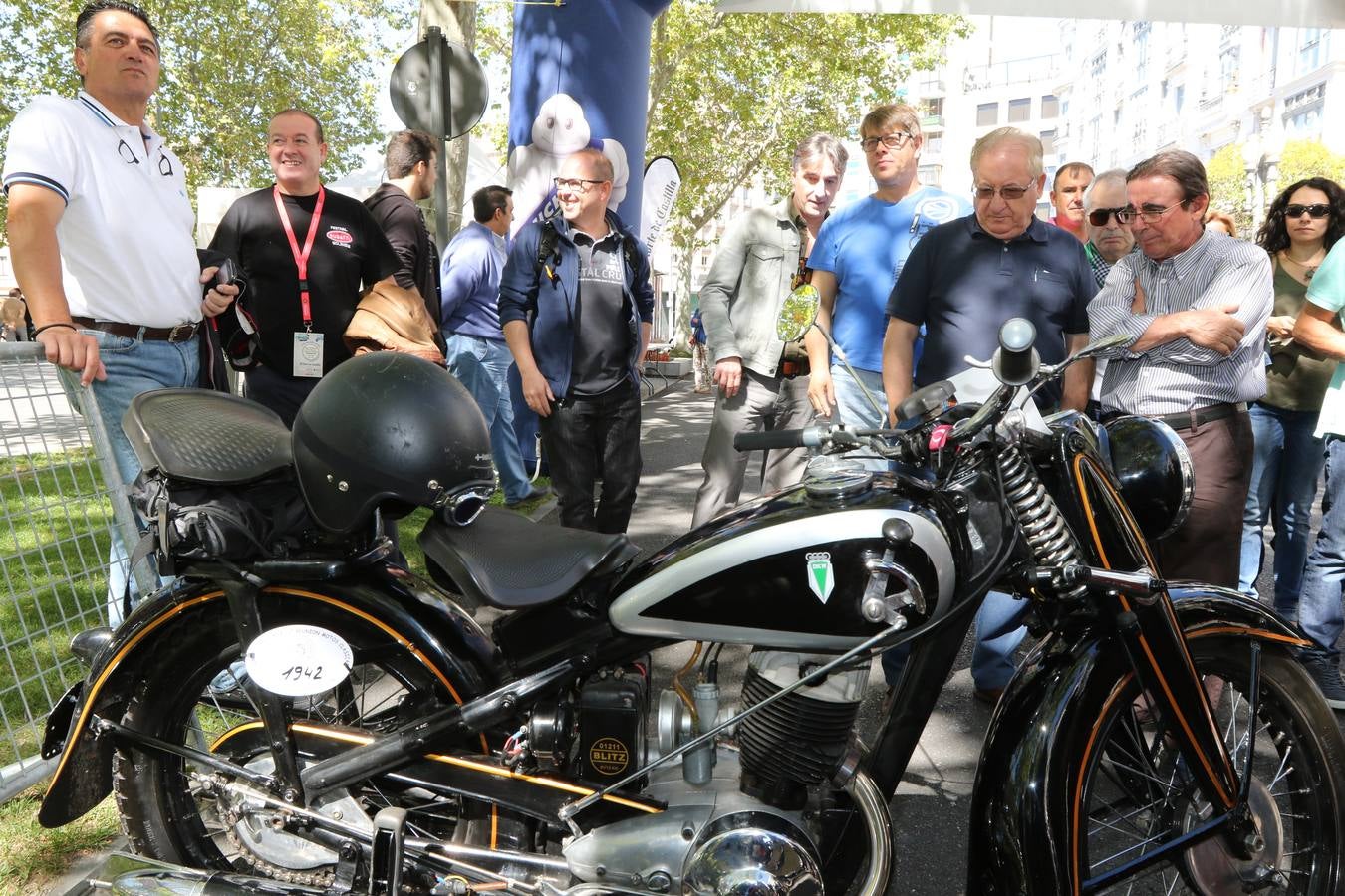 Público en la cuarta edición del Valladolid Motor Vintage (1/3)
