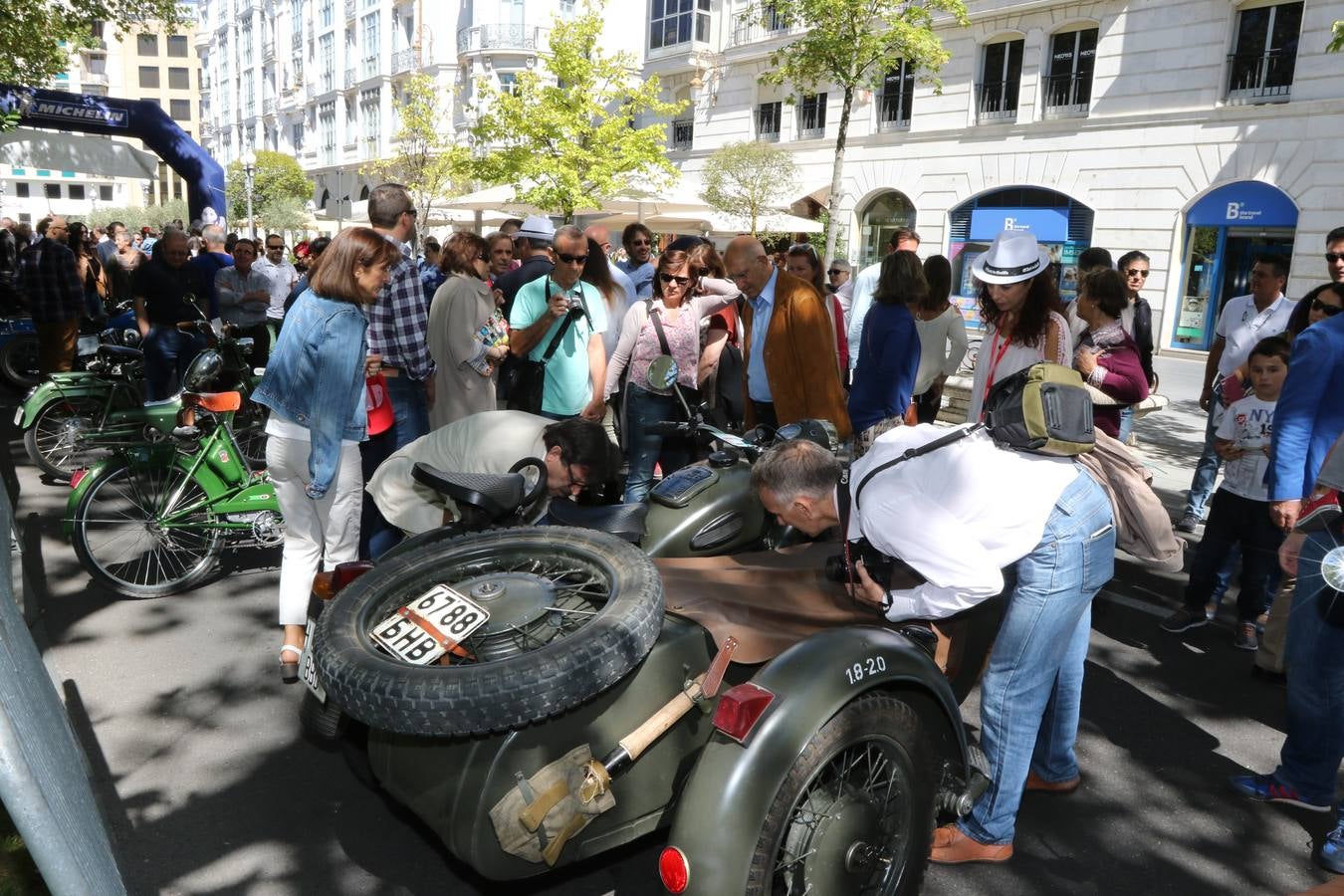 Público en la cuarta edición del Valladolid Motor Vintage (1/3)