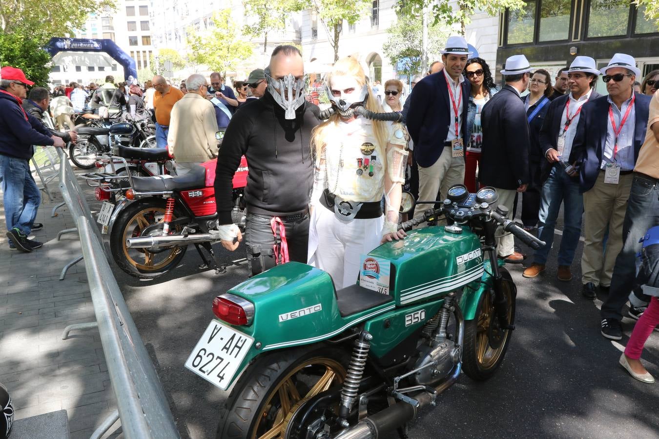 Público en la cuarta edición del Valladolid Motor Vintage (1/3)