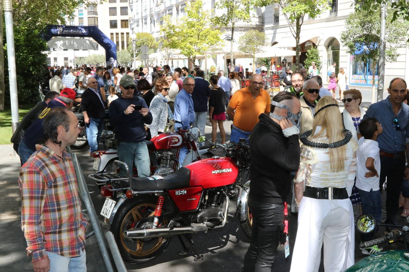 Público en la cuarta edición del Valladolid Motor Vintage (1/3)
