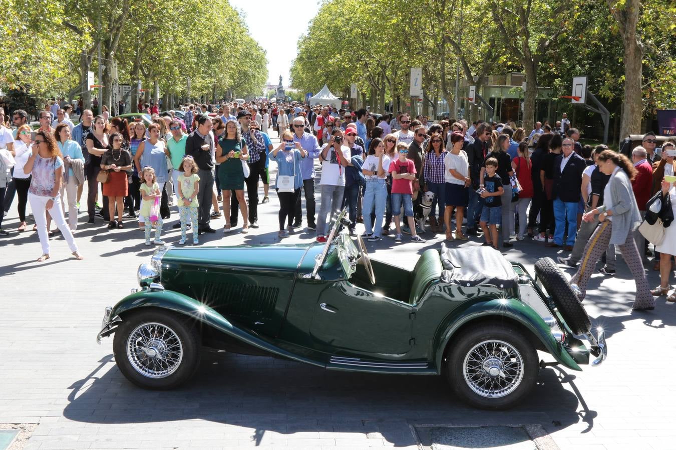 Público en la cuarta edición del Valladolid Motor Vintage (2/3)