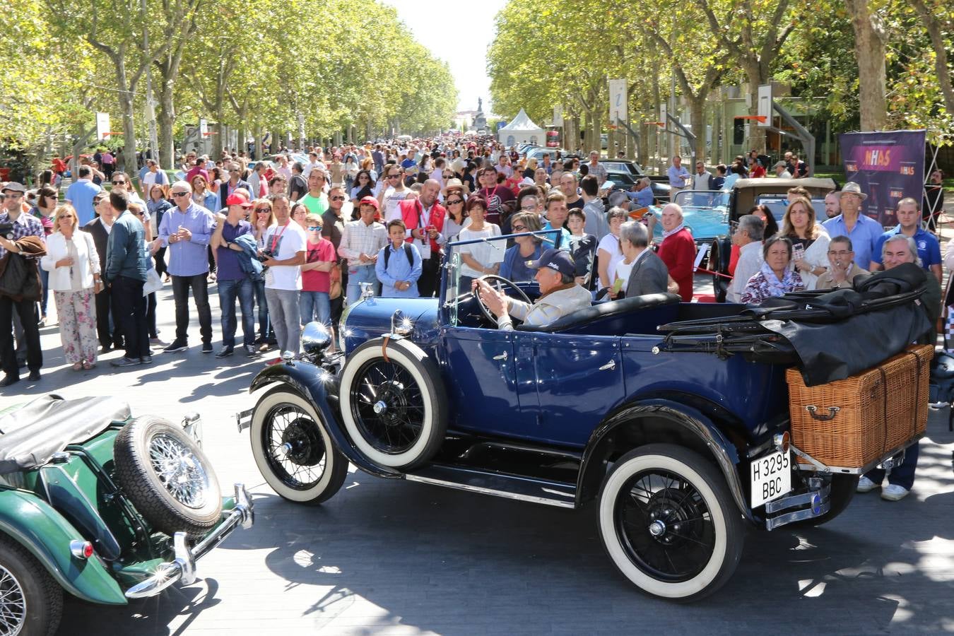 Público en la cuarta edición del Valladolid Motor Vintage (2/3)