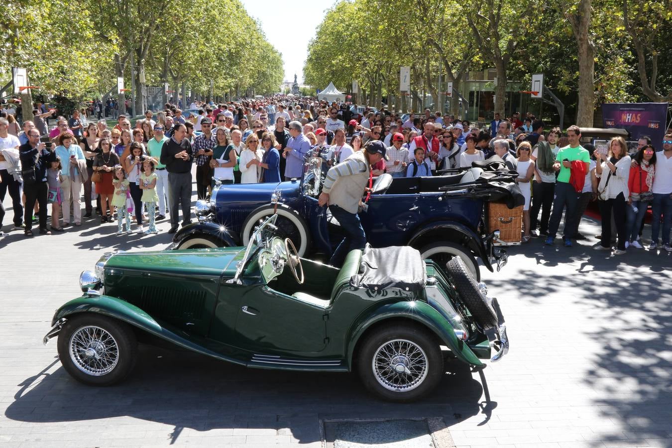 Público en la cuarta edición del Valladolid Motor Vintage (2/3)