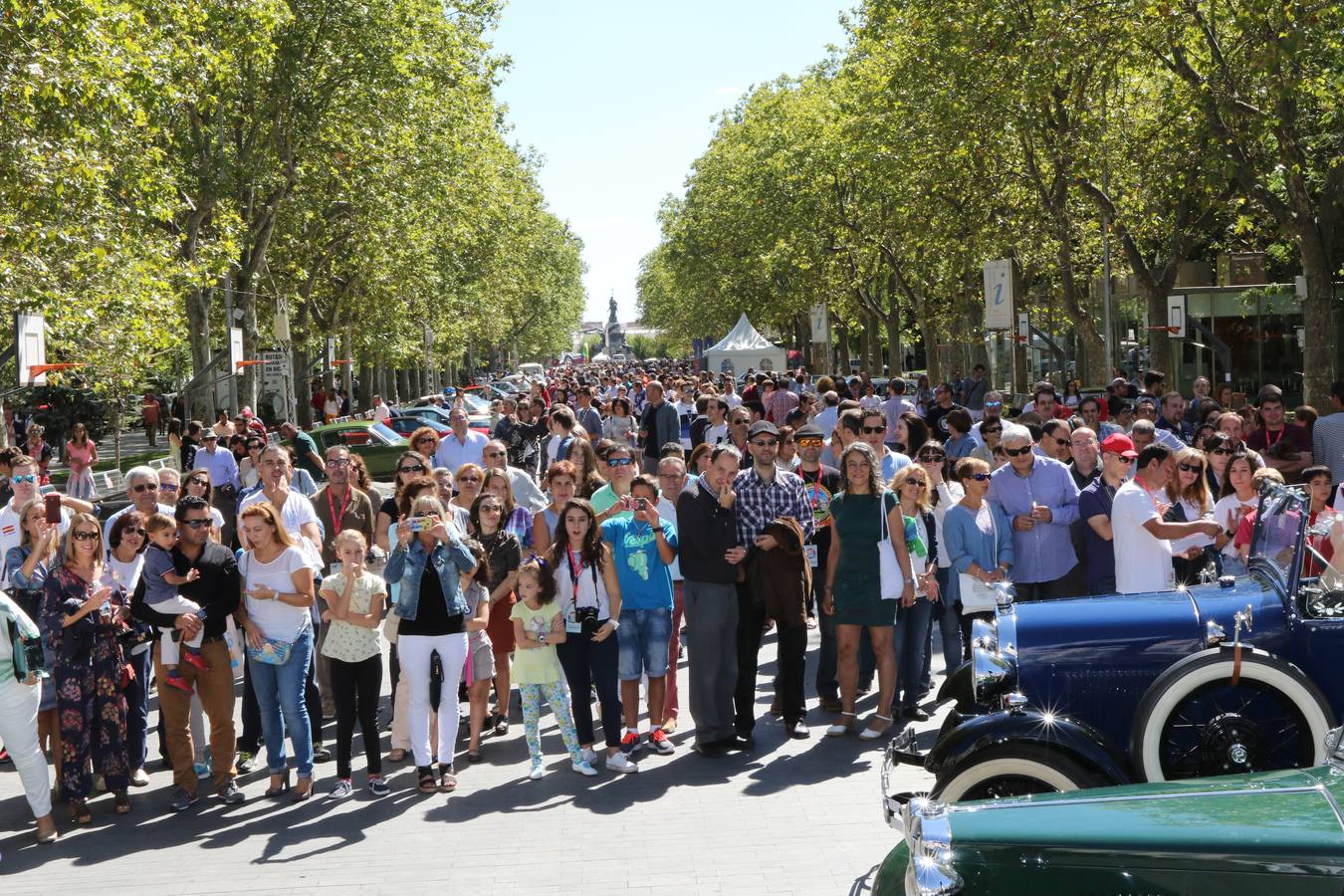 Público en la cuarta edición del Valladolid Motor Vintage (2/3)