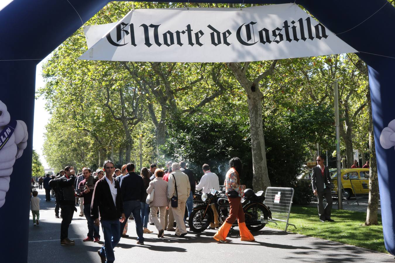 Público en la cuarta edición del Valladolid Motor Vintage (2/3)