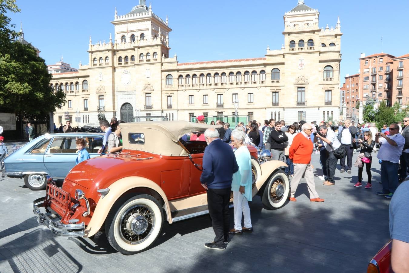 Público en la cuarta edición del Valladolid Motor Vintage (2/3)