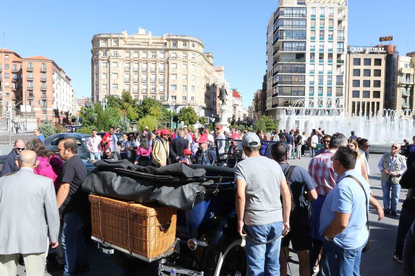 Público en la cuarta edición del Valladolid Motor Vintage (2/3)