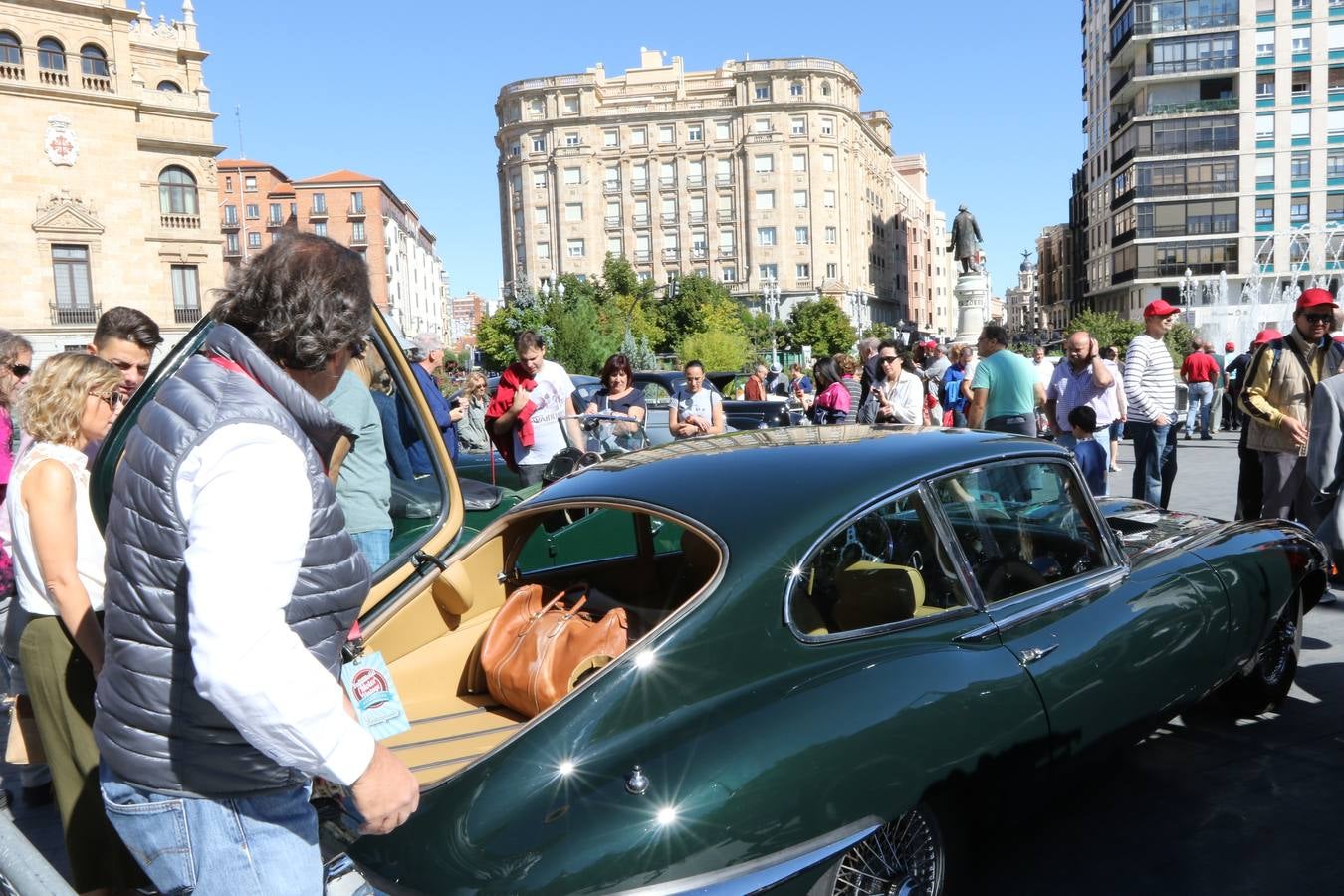 Público en la cuarta edición del Valladolid Motor Vintage (2/3)