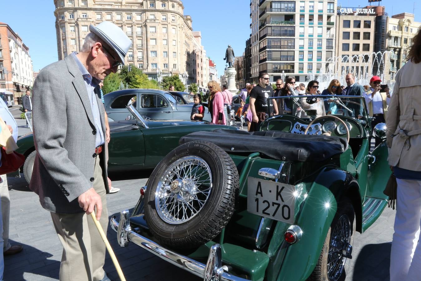 Público en la cuarta edición del Valladolid Motor Vintage (2/3)
