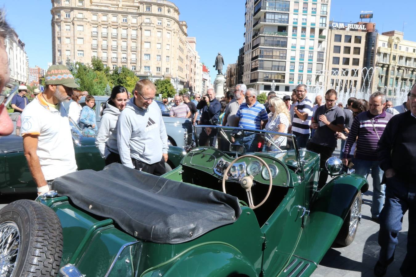 Público en la cuarta edición del Valladolid Motor Vintage (3/3)