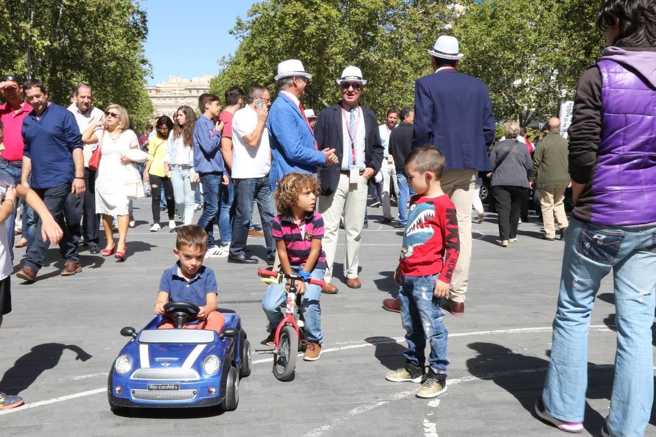 Público en la cuarta edición del Valladolid Motor Vintage (3/3)