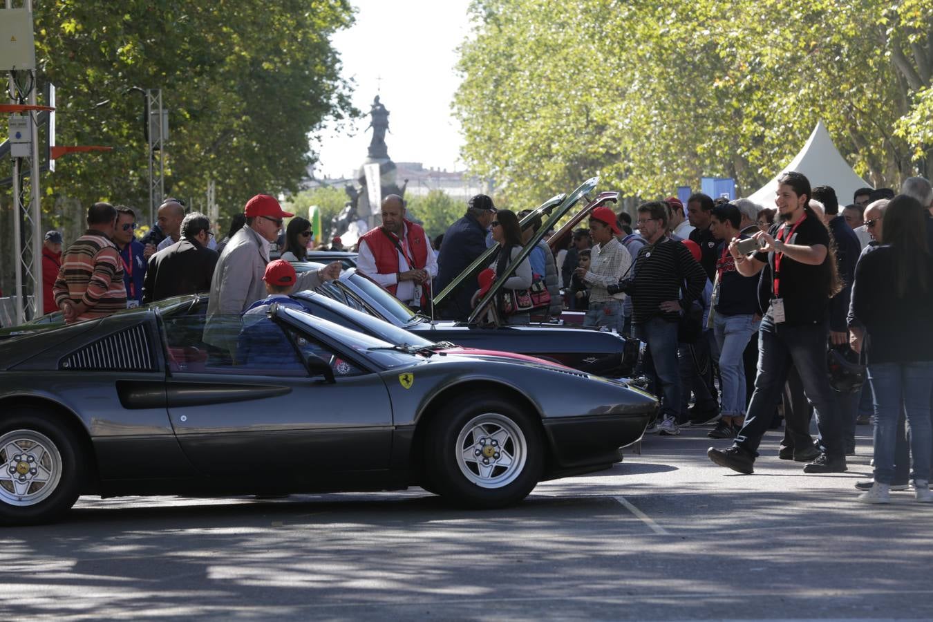 Público en la cuarta edición del Valladolid Motor Vintage (3/3)