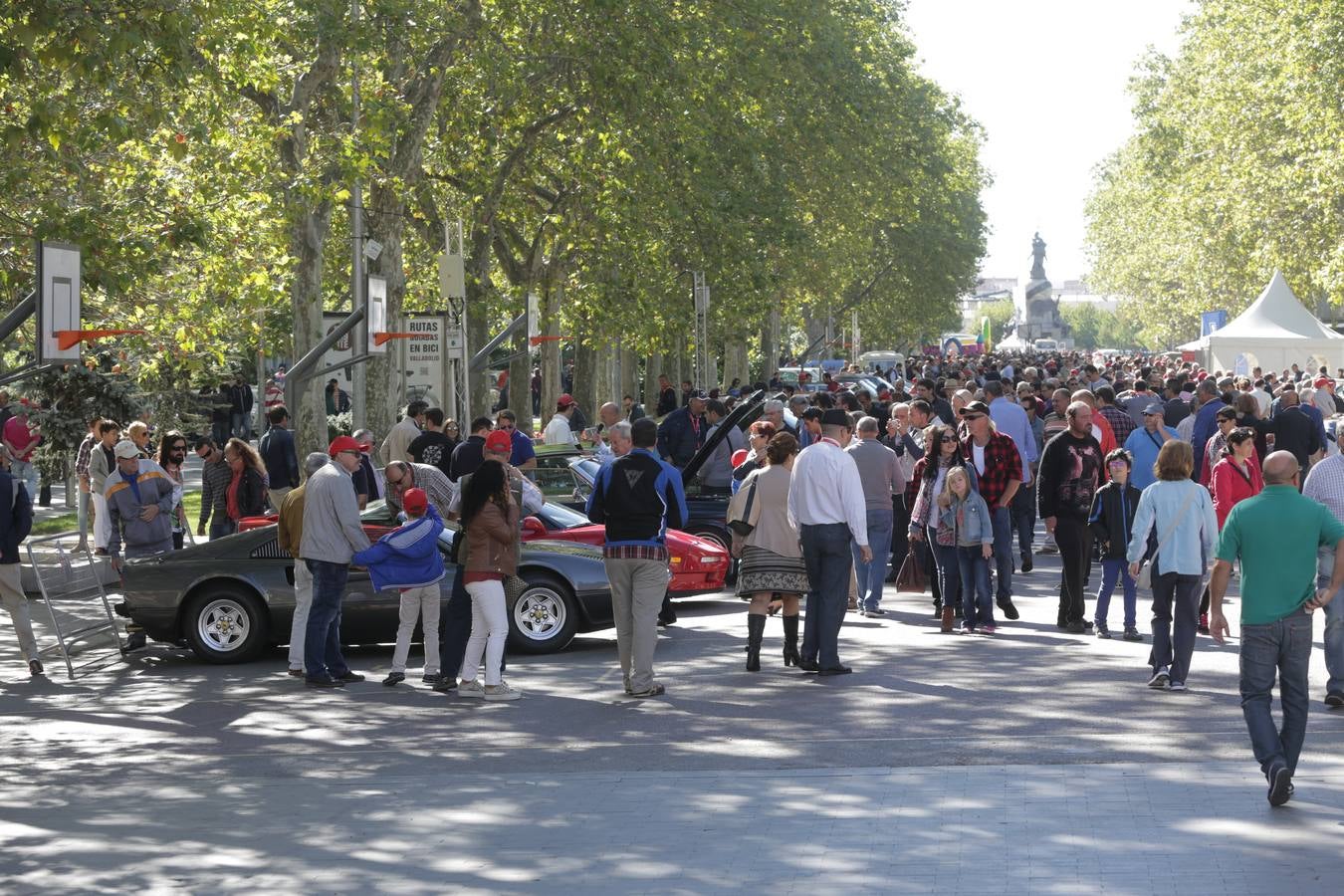 Público en la cuarta edición del Valladolid Motor Vintage (3/3)