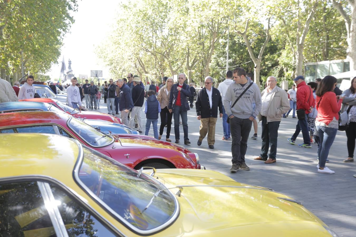 Público en la cuarta edición del Valladolid Motor Vintage (3/3)