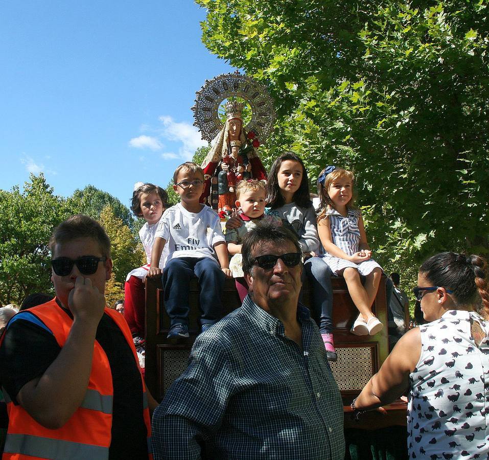 Miles de romeros se reúnen en El Henar para festejar a la Virgen en su día grande