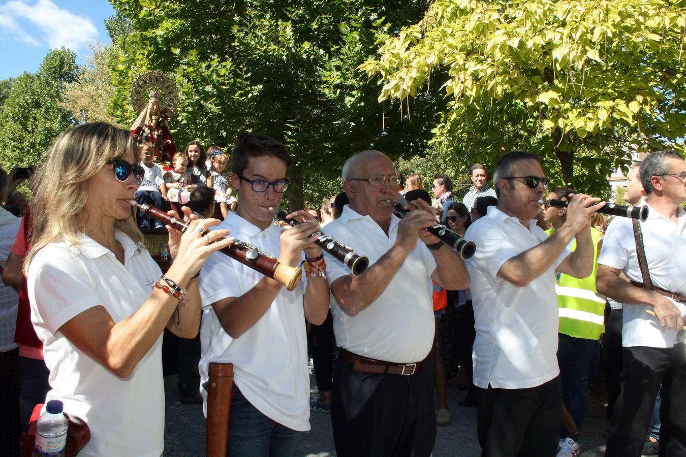 Miles de romeros se reúnen en El Henar para festejar a la Virgen en su día grande