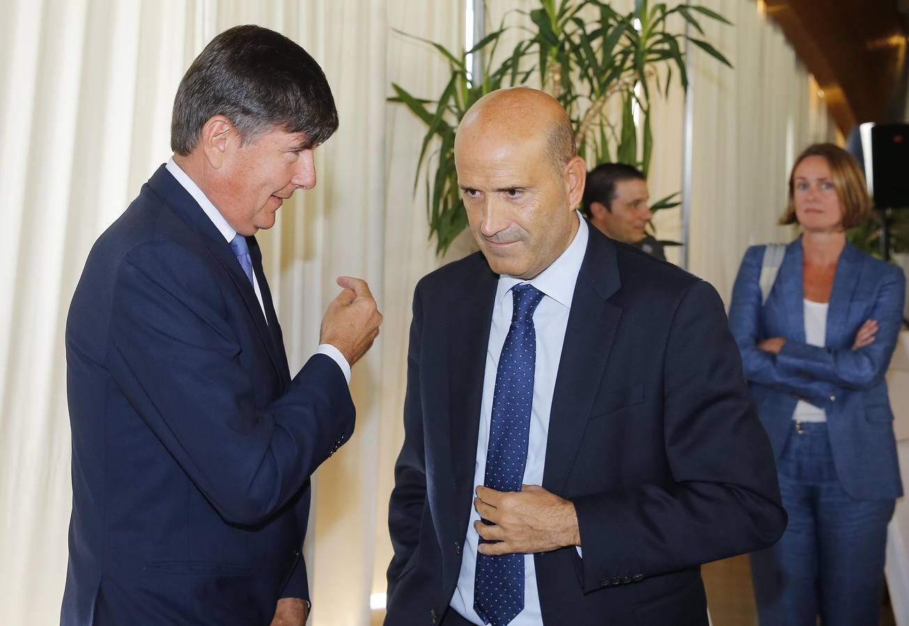 El exministro Manuel Pimentel en el Foro Económico de El Norte de Castilla