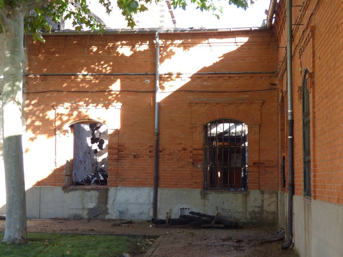 Así ha quedado el recinto incendiado anoche en Matapozuelos (Valladolid)